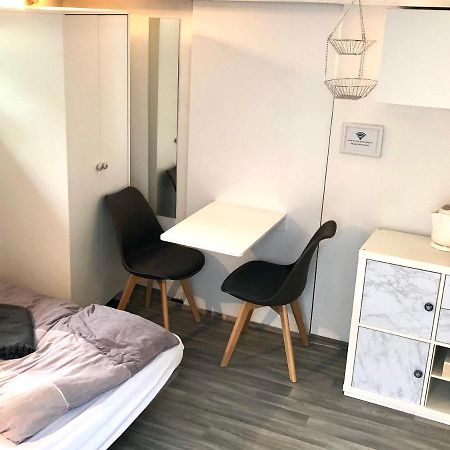 Modernes Zimmer Mit Kuechenzeile Und Bad Denkte Экстерьер фото