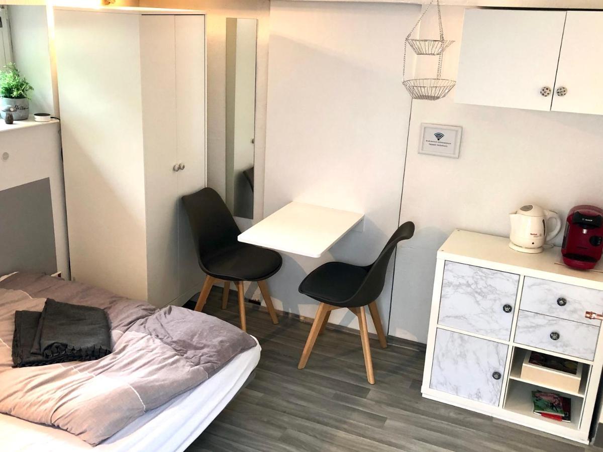 Modernes Zimmer Mit Kuechenzeile Und Bad Denkte Экстерьер фото