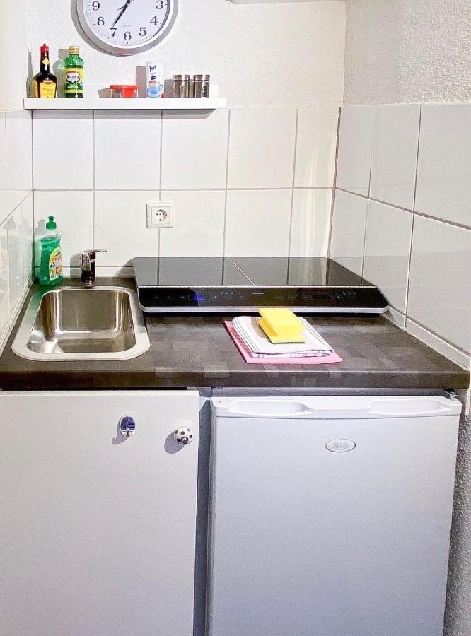 Modernes Zimmer Mit Kuechenzeile Und Bad Denkte Экстерьер фото